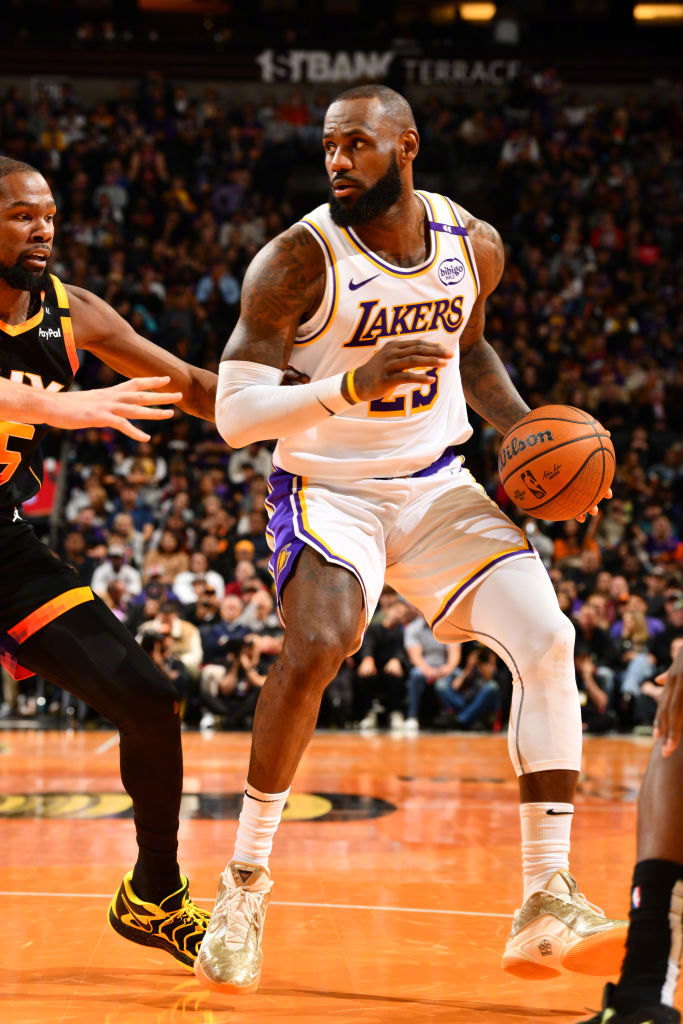 浓眉哥迎来十赛季高光表现，湖人球迷沸腾！的简单介绍